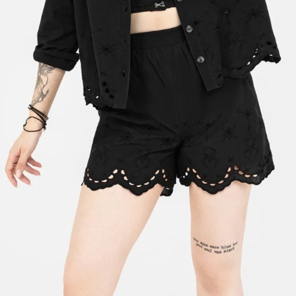 Synthweb Cotton Broderie Hem Shorts - 12 - Picture 2 of 3